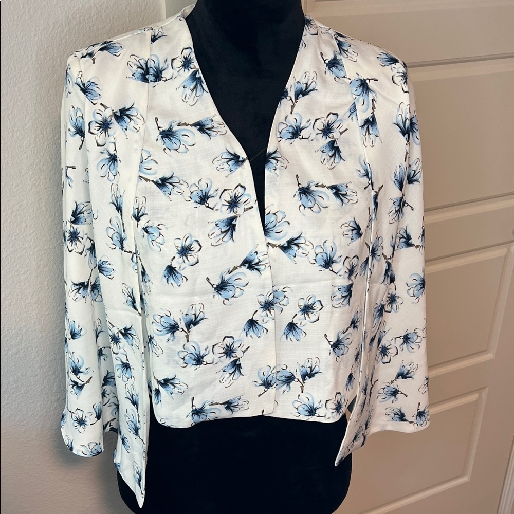 Jealous Tomato Blue and White Floral Top jacket size Large Very Clean